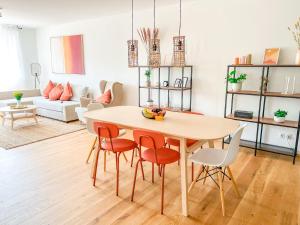 a living room with a table and chairs at theSunset Club - SUITE L Balkon - Küche - Parkplatz in Memmingen