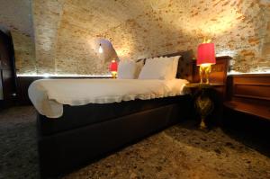 a bedroom with a bed and two lamps on a table at Secret Jacuzzi Mons - Parking privé gratuit in Mons