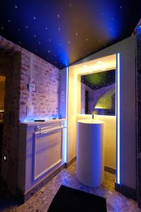 uma cozinha com uma ilha branca num quarto em Secret Jacuzzi Mons - Parking privé gratuit em Mons