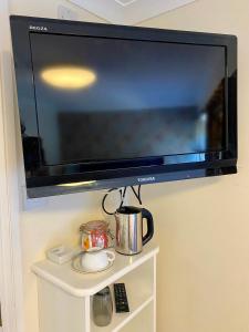 En tv och/eller ett underhållningssystem på The Retreat New Forest, Hinton
