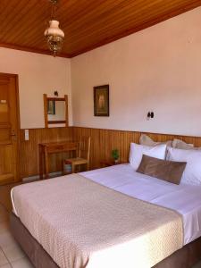 Postel nebo postele na pokoji v ubytování Apostolos Hotel