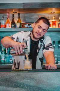 een barman die een drankje maakt in een bar bij Millennium Hub & Hotel in Constanţa