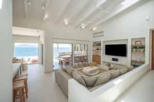 TV a/nebo společenská místnost v ubytování Villa Mia Terra Stunning Beachfront Villa