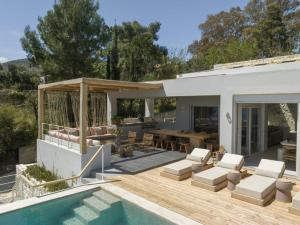 un patio con piscina y una casa en Villa Mia Terra Stunning Beachfront Villa, en Pogoniá