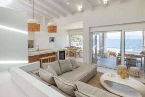 Χώρος καθιστικού στο Villa Mia Terra Stunning Beachfront Villa