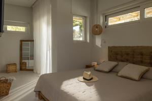 Postel nebo postele na pokoji v ubytování Villa Mia Terra Stunning Beachfront Villa + 47 fotografií