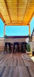 2 Bänke in einem Zimmer mit Holzdecke in der Unterkunft Four seasons apartment - Oasis beach resort in Bliznatsi