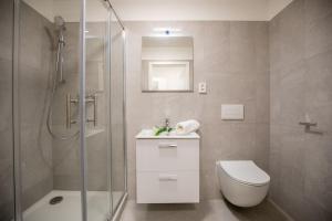 Koupelna v ubytování Mezonet - Postovska Centr Apartments + 24 fotografií