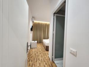 Habitación con cama y puerta a un dormitorio en Sea Front Villa, en Vlorë
