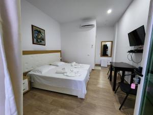 Cama ou camas em um quarto em Sea Front Villa