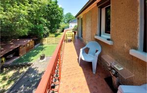 un balcone con sedia blu su una casa di Gorgeous Home In Francheville With Wifi a Francheville Altre 28 foto