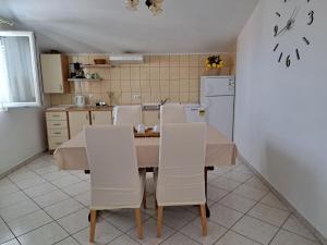 Kuchyň nebo kuchyňský kout v ubytování Apartmani Gojko