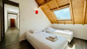 Postel nebo postele na pokoji v ubytování Chalet avec terrasse sur pilotis vue sur l'étang