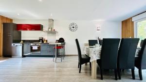 Kuchyň nebo kuchyňský kout v ubytování Chalet avec terrasse sur pilotis vue sur l'étang