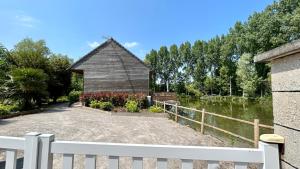 Zahrada ubytování Chalet avec terrasse sur pilotis vue sur l'étang