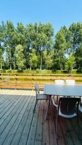Balkón nebo terasa v ubytování Chalet avec terrasse sur pilotis vue sur l'étang