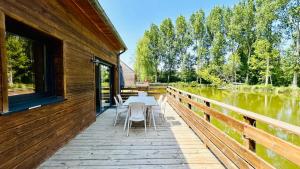 Balkón nebo terasa v ubytování Chalet avec terrasse sur pilotis vue sur l'étang