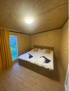 Mountain Hut في كازباجي: غرفة نوم مع سرير في غرفة مع نافذة