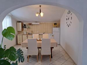 Kuchyň nebo kuchyňský kout v ubytování Apartmani Gojko