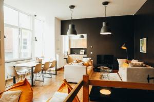 een woonkamer met een bank en een tafel bij Liège City-Center TOP Duplex 8p - Pont d'Avroy in Luik
