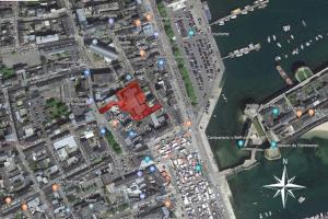 a map of a city with a harbor at L’Hermine, parking & terrasse in Concarneau