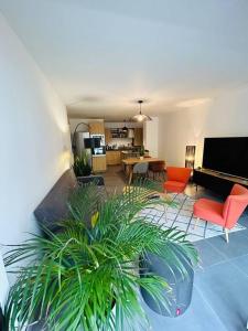 ein Wohnzimmer mit Sofa und Klavier in der Unterkunft L’Hermine, parking & terrasse in Concarneau
