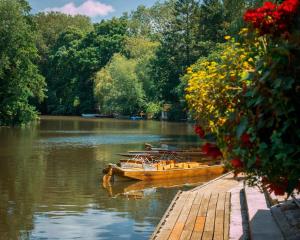 Un grupo de barcos están atracados en un río. en Bath Boating Station, en Bath