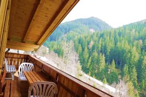 d'un balcon avec une table, des chaises et une forêt. dans l'établissement Heinzenhof, à Nova Levante