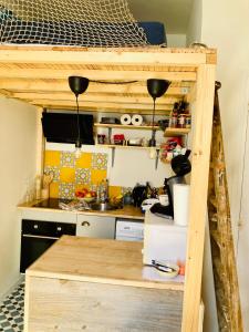 eine Küche mit einem Hochbett in einem Zimmer in der Unterkunft L’Hortense in Oloron-Sainte-Marie