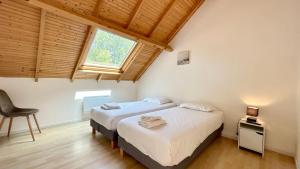 Postel nebo postele na pokoji v ubytování Chalet avec terrasse sur pilotis vue sur l'étang