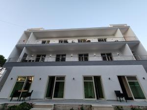O edifício em que a casa de hóspedes se localiza