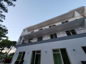 O edifício em que a casa de hóspedes se localiza