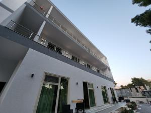 O edifício em que a casa de hóspedes se localiza