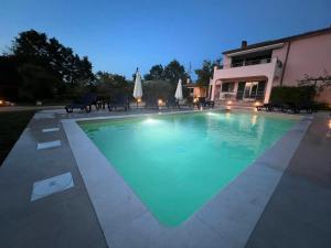 uma piscina num quintal à noite em Villa Orka em Labin