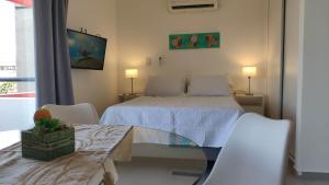 波薩達斯的住宿－Sttanze Giardino，卧室配有一张床和一张桌子及椅子