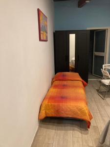 ナポリにあるMini Loftのベッドルーム1室(カラフルな毛布付きのベッド1台付)