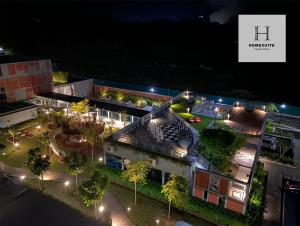 una vista aérea de un edificio por la noche con luces en Homexuite Vacation @ Sri Indah, en Sandakan