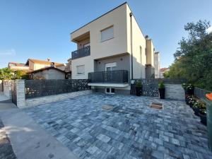 ein Haus mit einer steinernen Einfahrt davor in der Unterkunft Family apartment Amare in Zadar