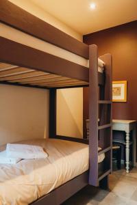 1 Schlafzimmer mit 2 Etagenbetten und einem Schreibtisch in der Unterkunft Le Theutois Appartement 6p - Theux - 1er étage in Theux