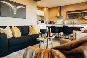 sala de estar con sofá y cocina en Le Theutois Appartement 6p - Theux - 1er étage en Theux