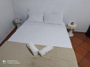 uma cama num quarto com duas toalhas em Cabaña villa lola em San Gil