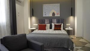 um quarto com uma cama grande e uma cadeira em casa bahia em Arzila