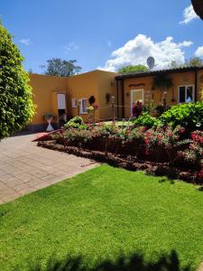 a house with a garden in front of it at Finca El Trazo in Tacoronte