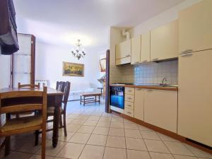 cocina con mesa y comedor en La Casa di Sciano, en Certaldo