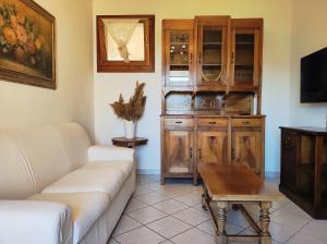 sala de estar con sofá y armario de madera en La Casa di Sciano, en Certaldo