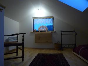 阿爾茨的住宿－Khankah Samark，客厅设有壁挂式平面电视。
