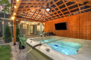 Piscina a The Luxe/Hot Tub/12min to Horse Park/30 Min to Ark o a prop