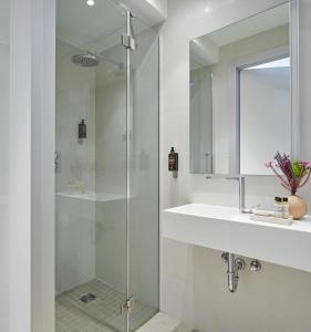 y baño con ducha, lavabo y espejo. en Easo Suite 2B by FeelFree Rentals, en San Sebastián