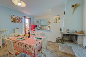 ein Esszimmer mit einem Tisch und einem Kamin in der Unterkunft Brighty Rainbow House Garden - Happy Rentals in Armeno