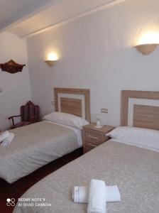 レトゥルにあるCasa Rural Juan, el Zapaのベッド2台とタオル2枚が備わるホテルルームです。